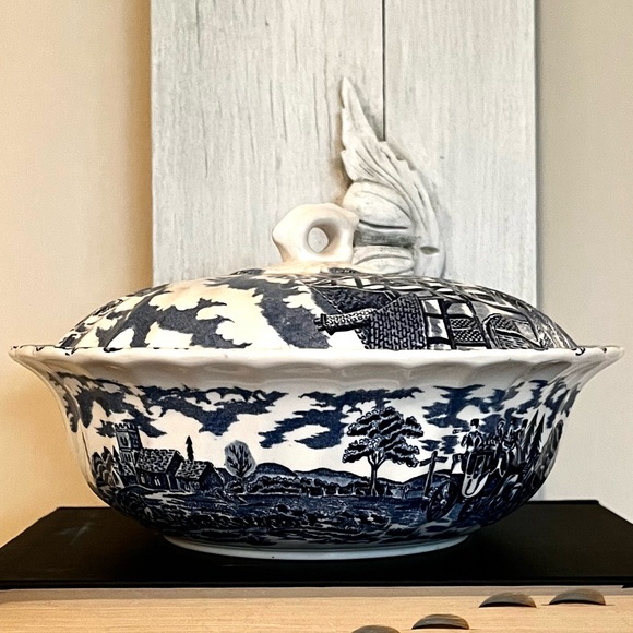 Vintage Myott “Royal Mail” Staffordshire England, Covered Vegetable Bowl - Picture 1 of 12